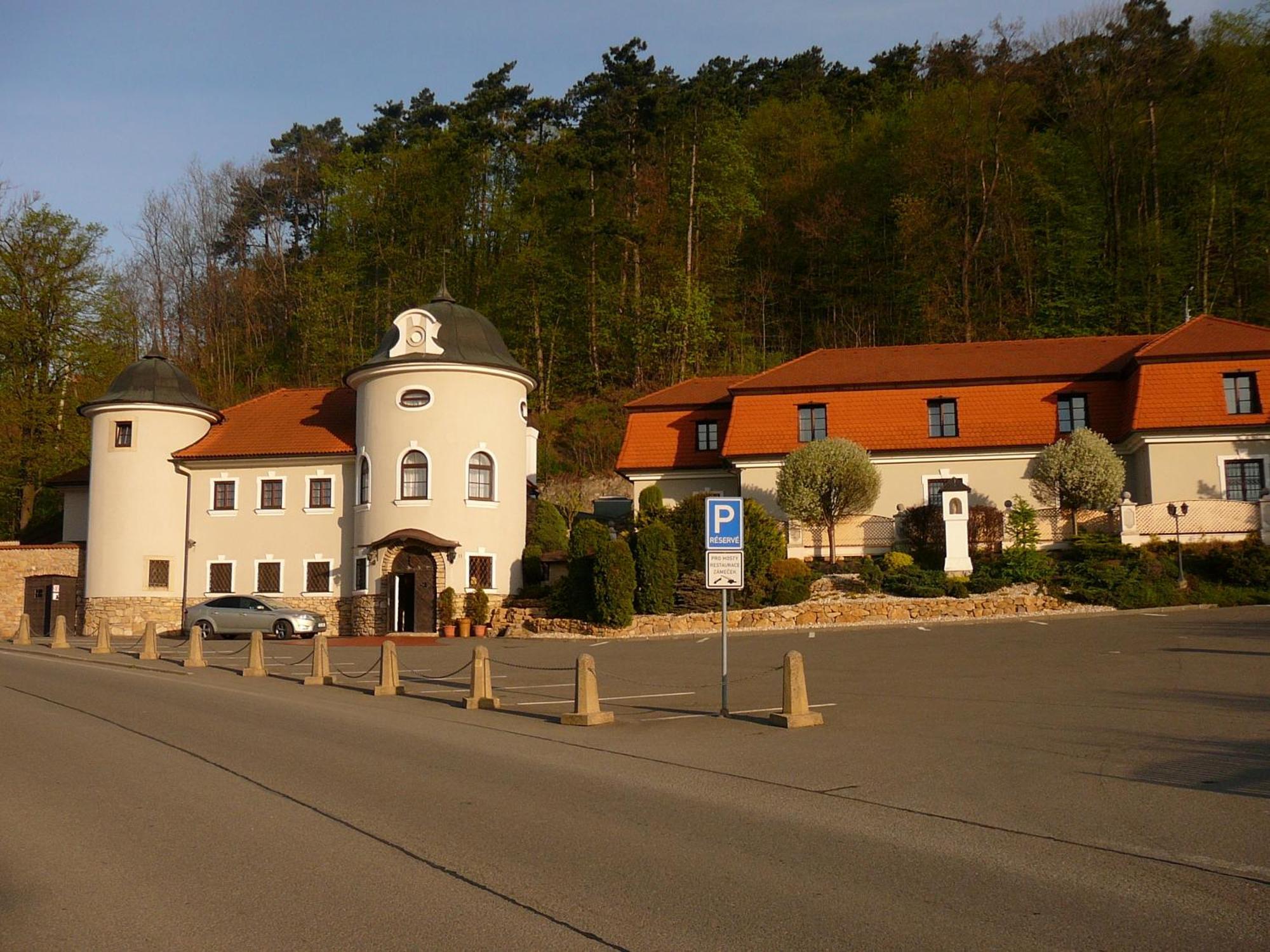Hotel Zámeček Pod Hradem Starý Jičín Esterno foto