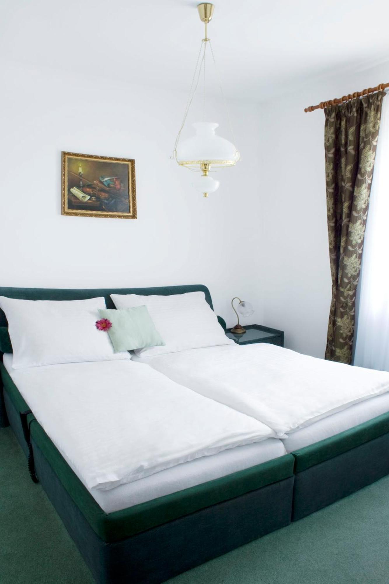 Hotel Zámeček Pod Hradem Starý Jičín Esterno foto